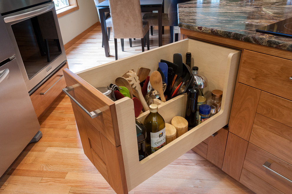 Kitchen - transitional kitchen idea in Seattle