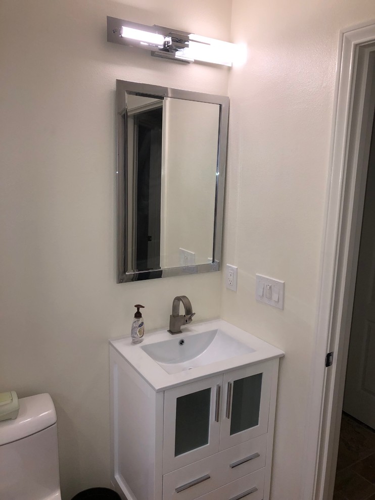 Bathroom - transitional bathroom idea in Los Angeles