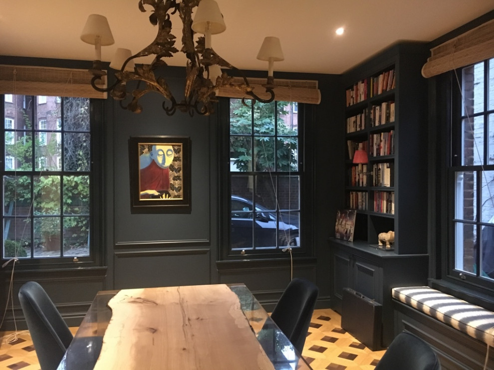 Modernes Wohnzimmer mit unterschiedlichen Kaminen, blauer Wandfarbe und dunklem Holzboden in London