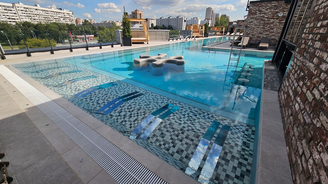 Бассейн на крыше "Грэмм Сити"