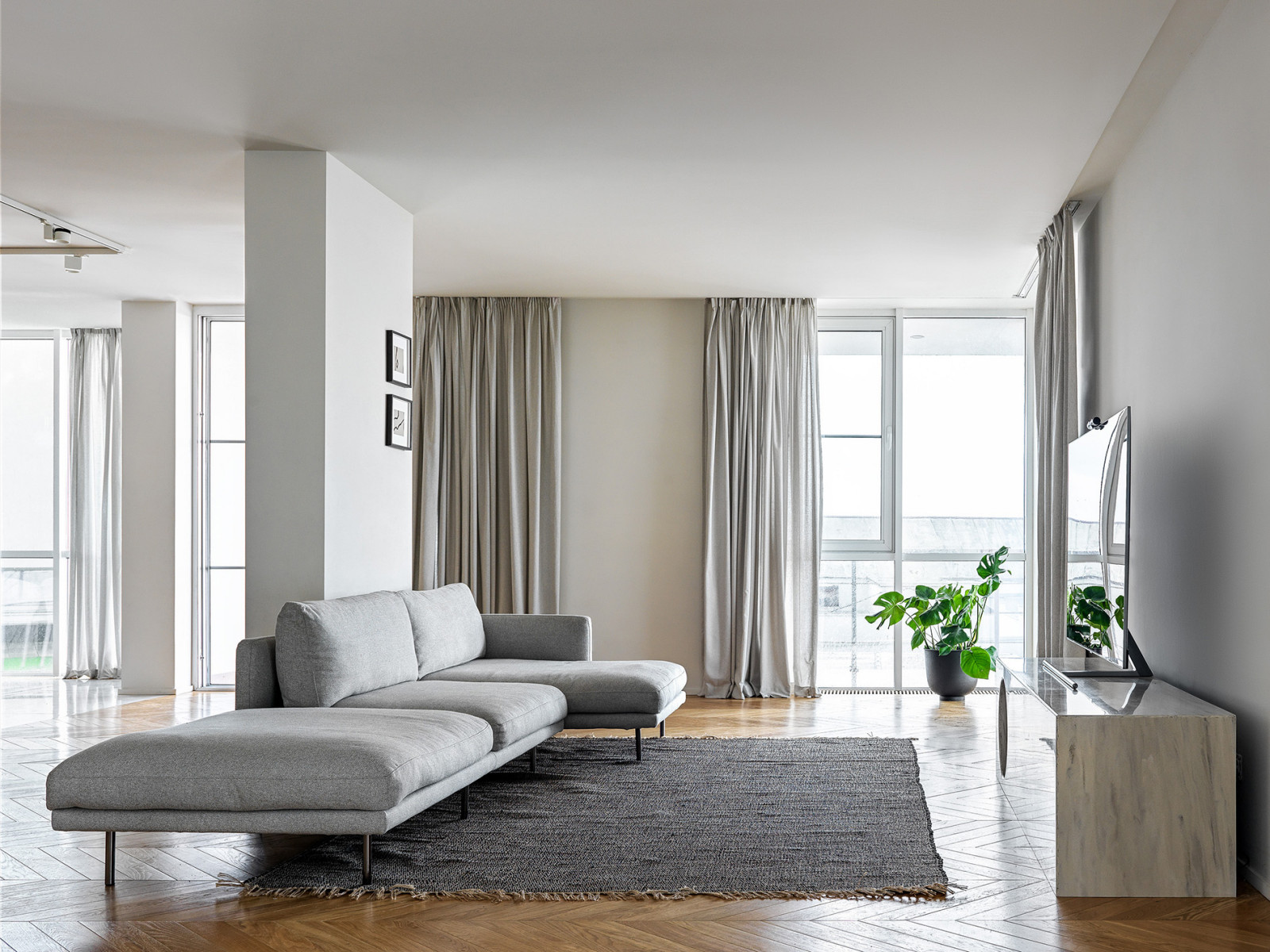 Seaside apartment with a sence of air