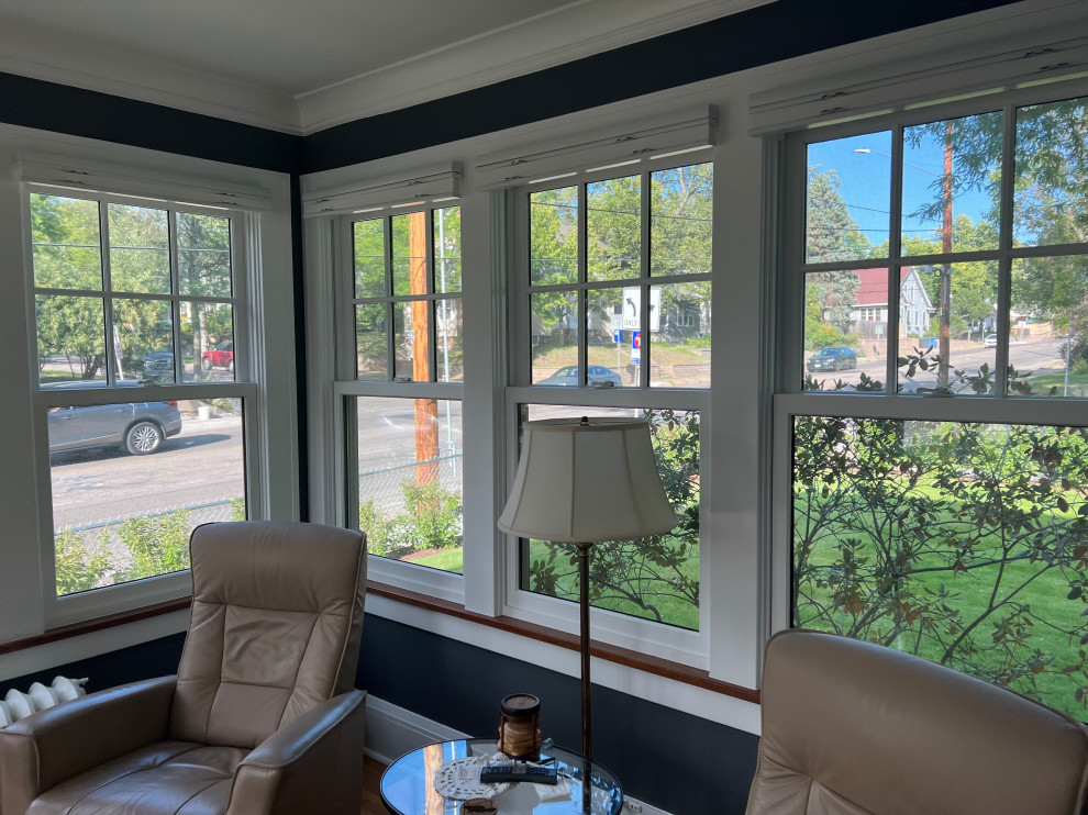 Foto di una piccola veranda chic con parquet chiaro, soffitto classico e pavimento multicolore