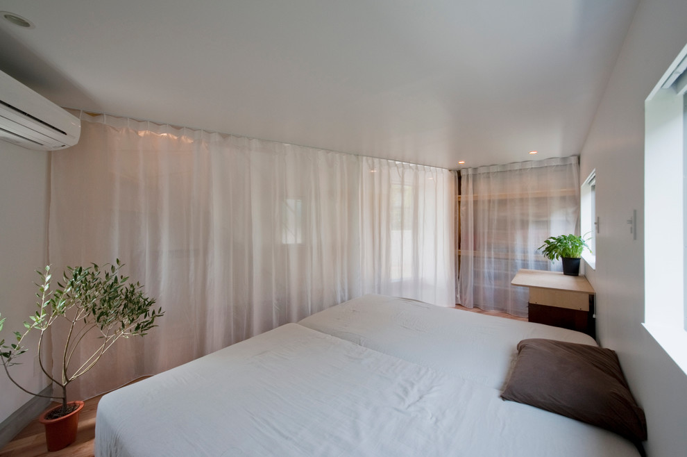 Свежая идея для дизайна: спальня в стиле модернизм с зонированием шторами - отличное фото интерьера
