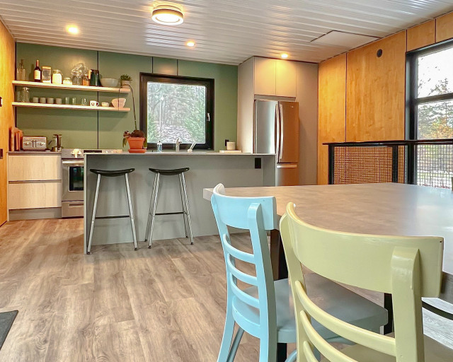 Tiny Beach House Kitchen Tiny, ON Modern Kitchen Toronto by