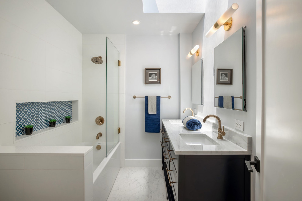 Inspiration för ett mellanstort funkis vit vitt badrum för barn, med blå skåp, ett platsbyggt badkar, en dusch/badkar-kombination, vit kakel, grå väggar, klinkergolv i keramik, ett undermonterad handfat, marmorbänkskiva och dusch med gångjärnsdörr