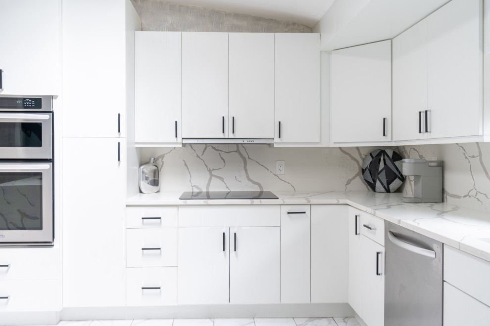 Bild på ett stort funkis vit vitt kök, med en undermonterad diskho, släta luckor, vita skåp, bänkskiva i kvarts, vitt stänkskydd, rostfria vitvaror, klinkergolv i keramik, en köksö och vitt golv