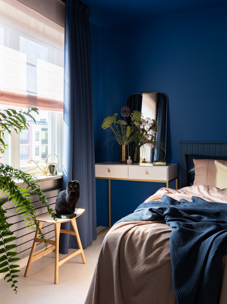 Свежая идея для дизайна: спальня среднего размера в современном стиле с синими стенами, полом из керамогранита, серым полом и синими шторами - отличное фото интерьера