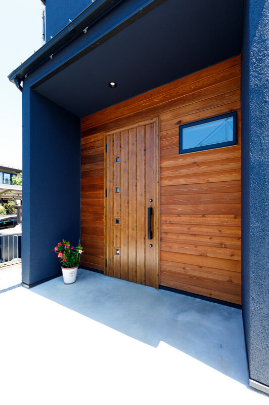 Idee per un ingresso o corridoio minimalista di medie dimensioni con una porta singola e una porta in legno bruno