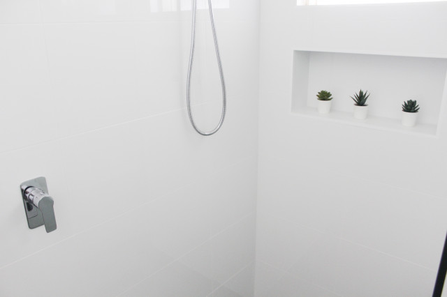 Bathroom Renovation Mt Nasura (White and Grey) moderne-badevaerelse