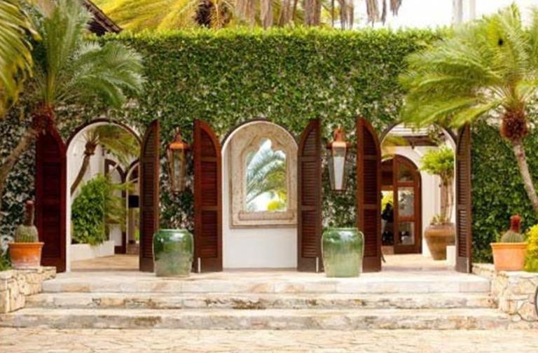 Inspiration for a tropical home design remodel in Miami