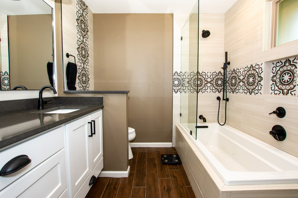 Country master bathroom in Austin with shaker cabinets, white cabinets, a drop-in tub, a shower/bathtub combo, a two-piece toilet, beige tile, cement tile, porcelain floors, an undermount sink, engineered quartz benchtops, brown floor, an open shower, grey benchtops, a niche, a single vanity and a built-in vanity.