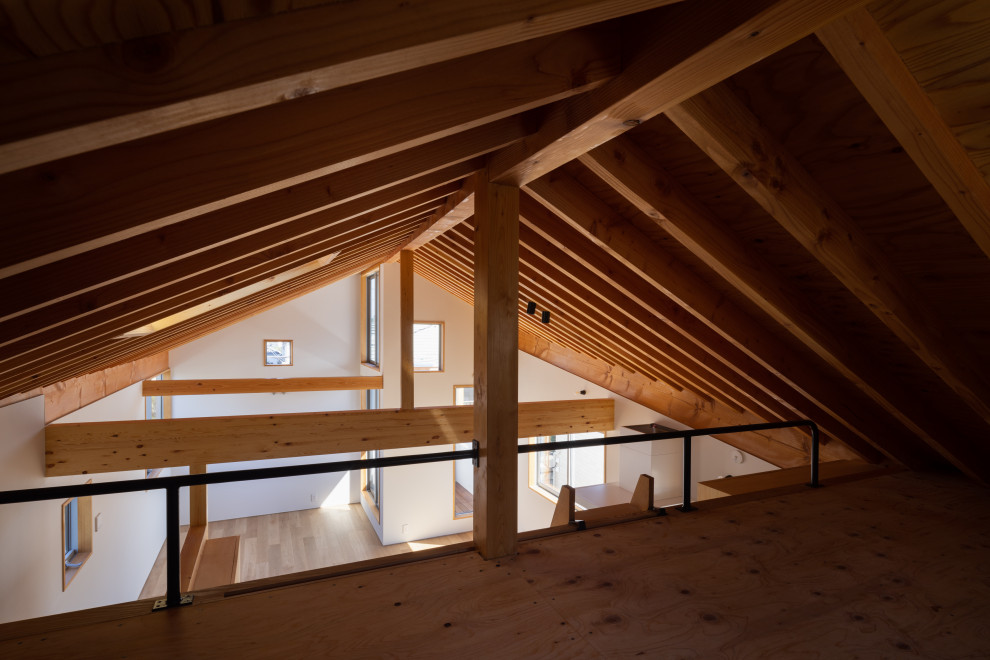 Imagen de salón abierto minimalista de tamaño medio sin chimenea con paredes blancas, suelo de madera en tonos medios, suelo marrón y vigas vistas