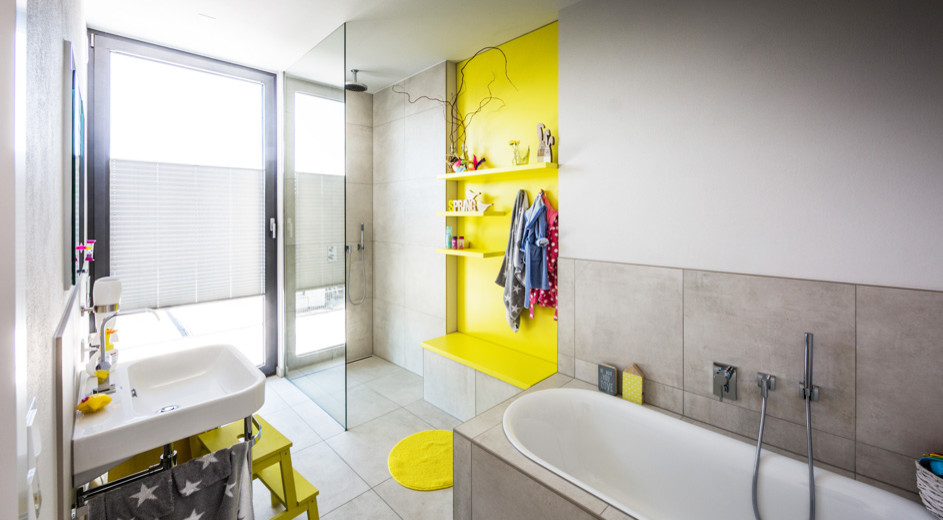 Kinderbad mit bodenebener Dusche und Badewanne