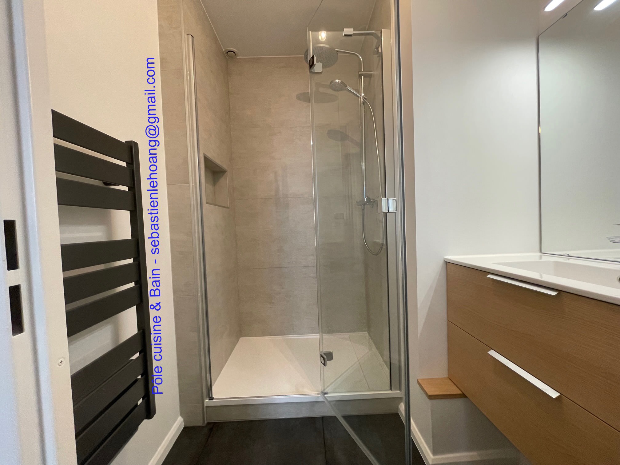 SALLE D'EAU: receveur extra-plat et niche porte-accessoires