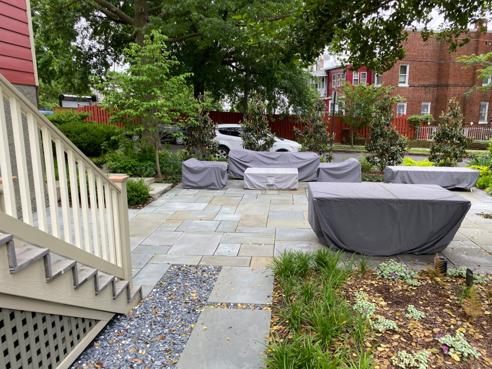 Foto di un piccolo patio o portico chic dietro casa con pavimentazioni in pietra naturale