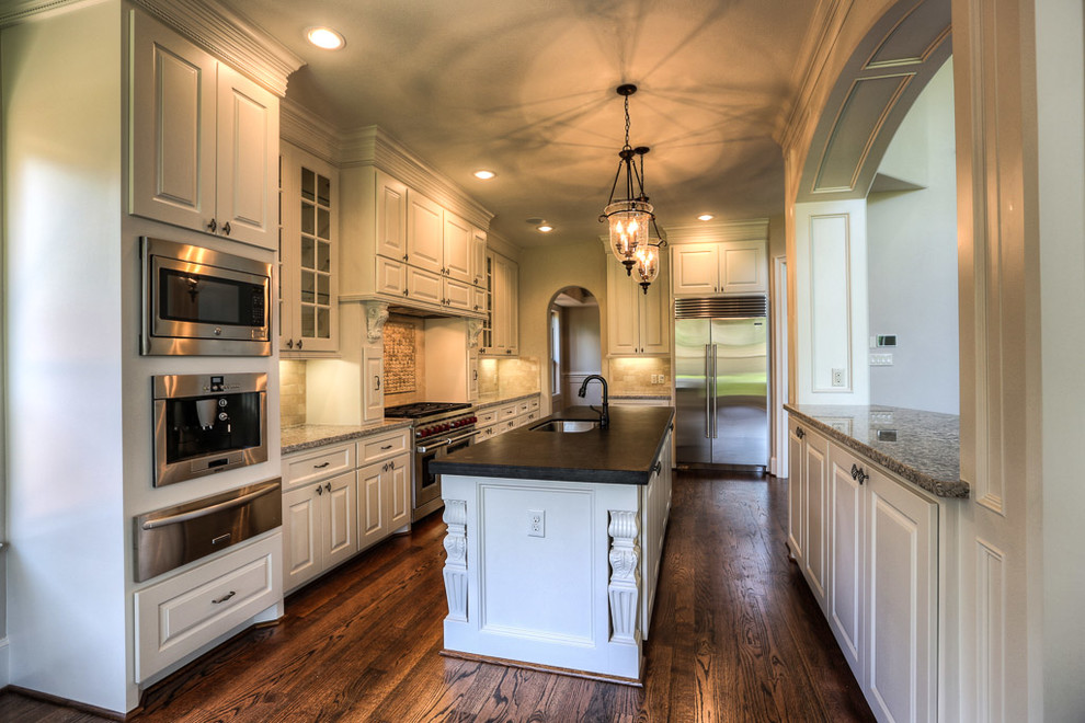 Inspiration for a transitional kitchen remodel in Houston
