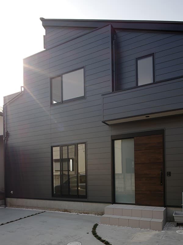 Ejemplo de fachada de casa gris y gris moderna pequeña de dos plantas con revestimiento de metal, tejado de un solo tendido y tejado de metal