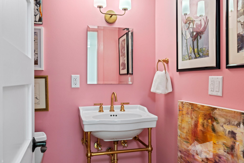 Foto di un piccolo bagno di servizio eclettico con ante bianche, WC monopezzo, pareti rosa, parquet chiaro, pavimento marrone e mobile bagno freestanding