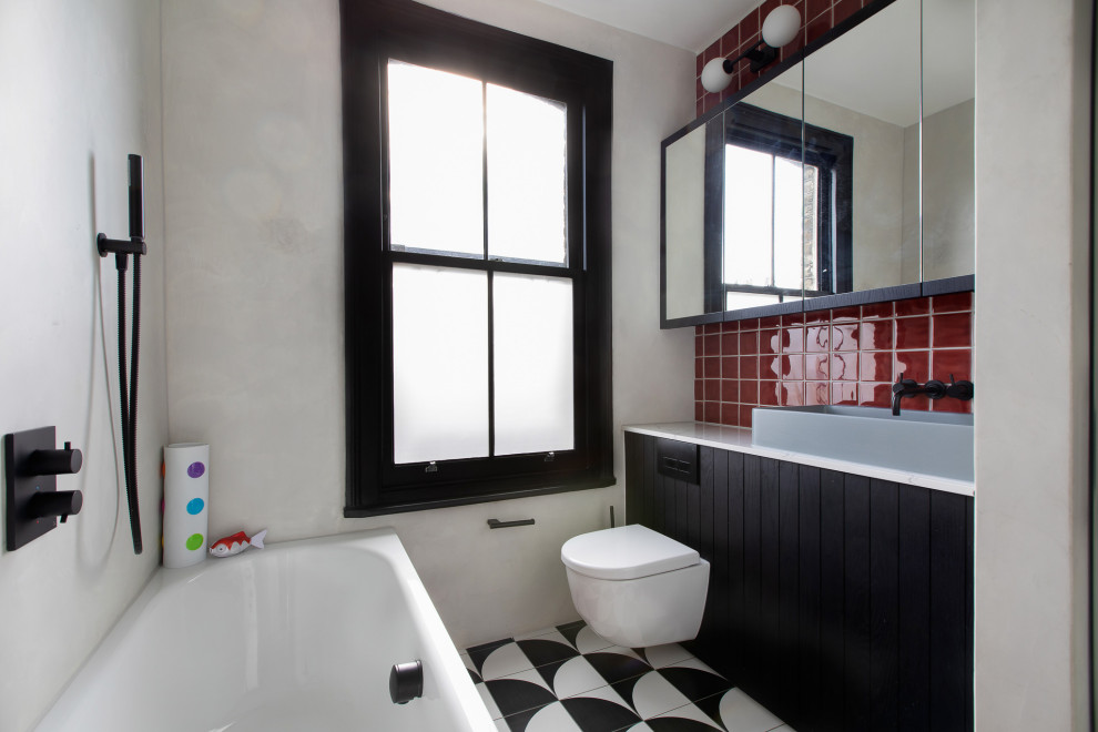 Источник вдохновения для домашнего уюта: маленькая детская, серо-белая ванная комната в современном стиле с стеклянными фасадами, черными фасадами, накладной ванной, открытым душем, унитазом-моноблоком, красной плиткой, плиткой кабанчик, серыми стенами, полом из керамогранита, раковиной с несколькими смесителями, столешницей из кварцита, разноцветным полом, душем с раздвижными дверями, белой столешницей, тумбой под одну раковину и встроенной тумбой для на участке и в саду