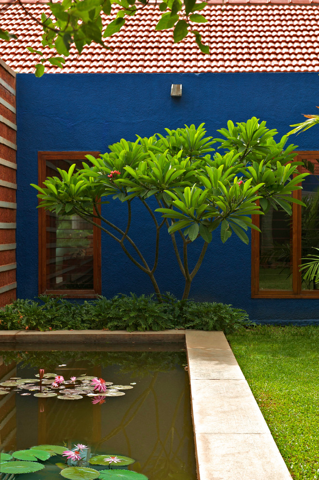 Design ideas for a contemporary garden in Bengaluru.