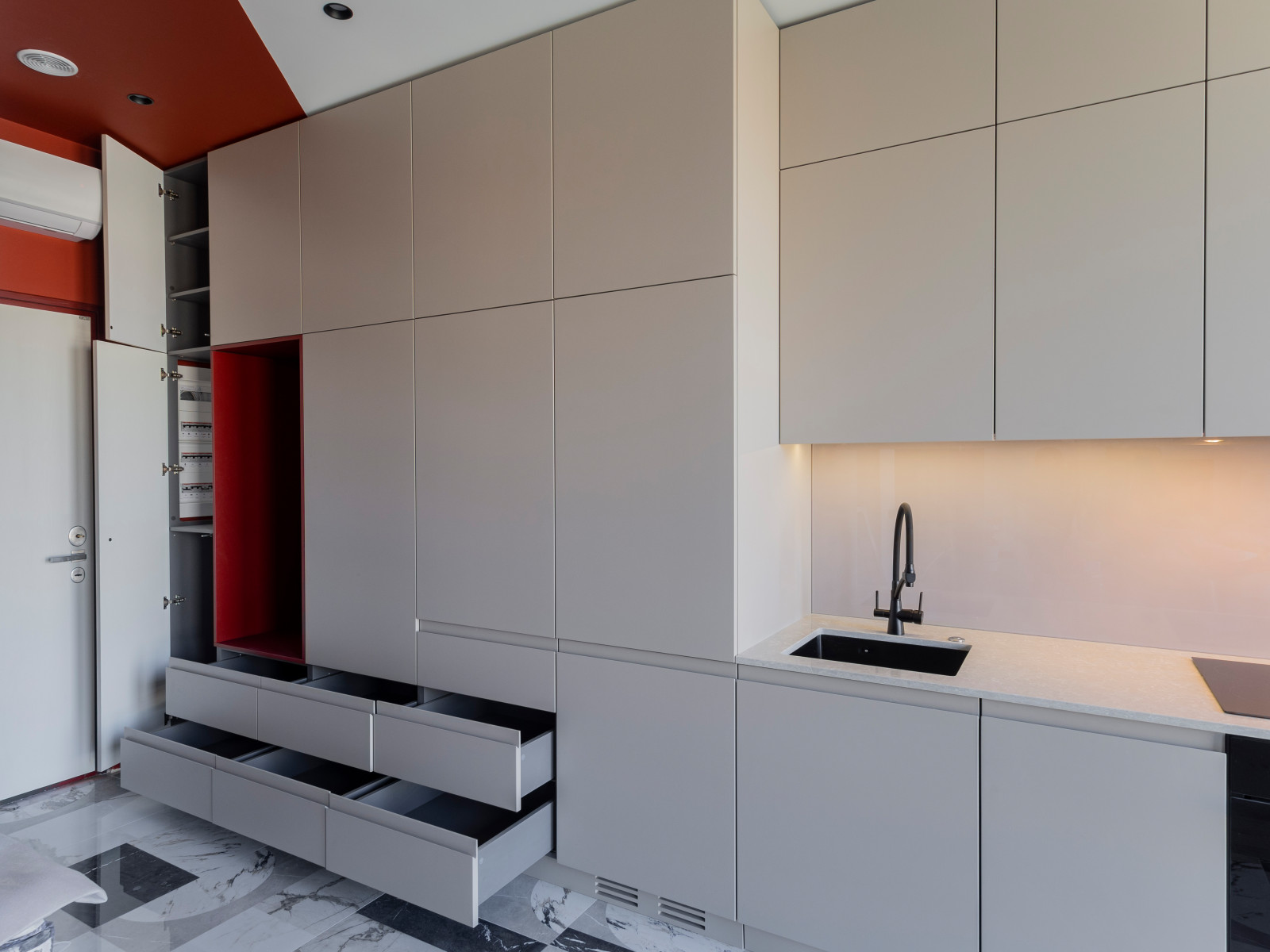 Большая стильная кухня в неоклассическом стиле в светлых тонах