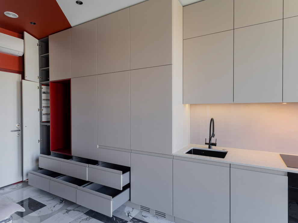 Большая стильная кухня в неоклассическом стиле в светлых тонах