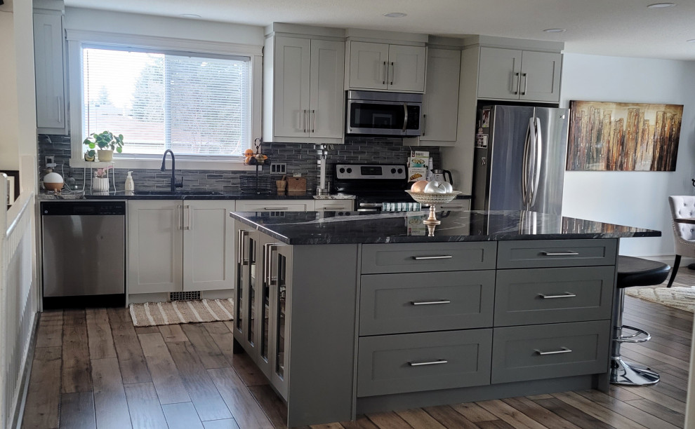 Kitchen - mid-sized kitchen idea