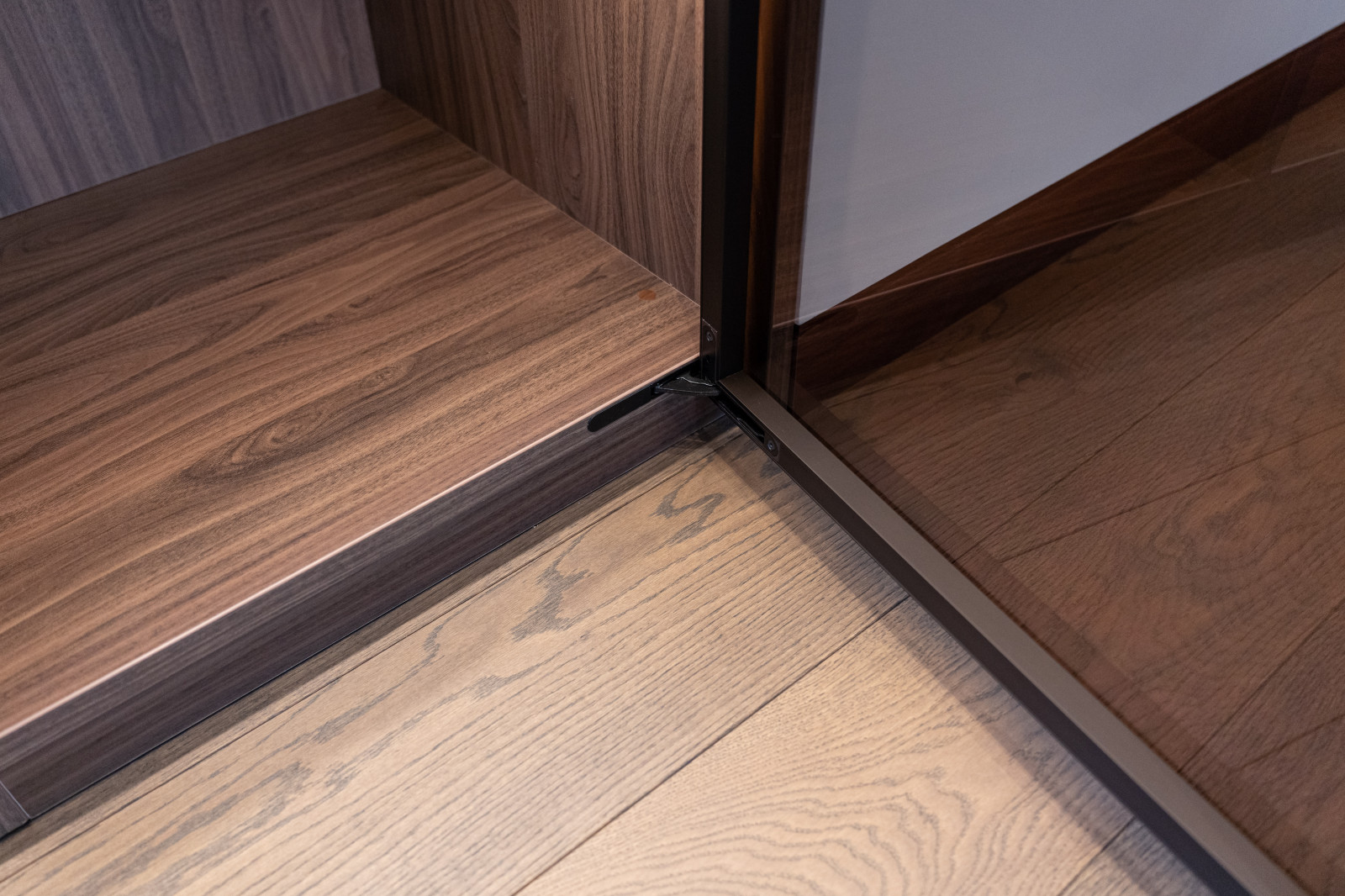 Гардеробная комната с распашными стеклянными RPE фасадами