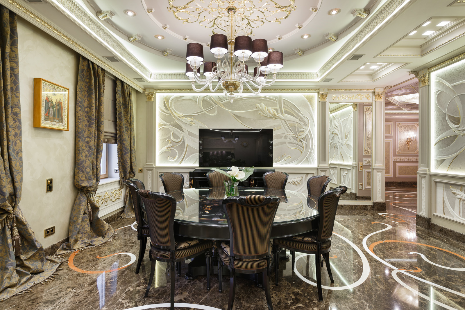 Классический интерьер на Крестовском острове города Петербурга