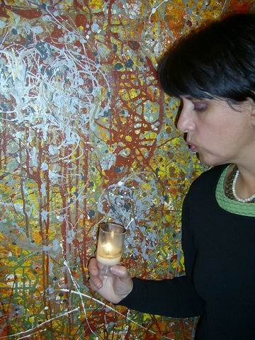 На фоне картин Лики Волчек