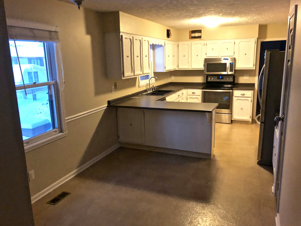 Kitchen - transitional kitchen idea in Indianapolis