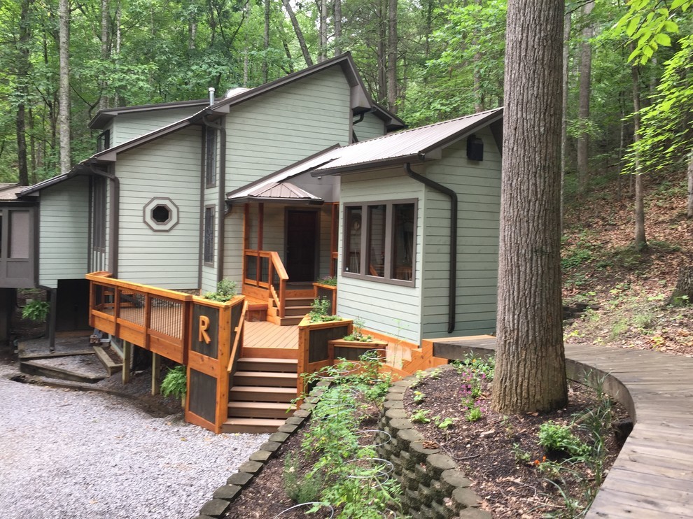 Deck - mid-sized modern side yard deck idea