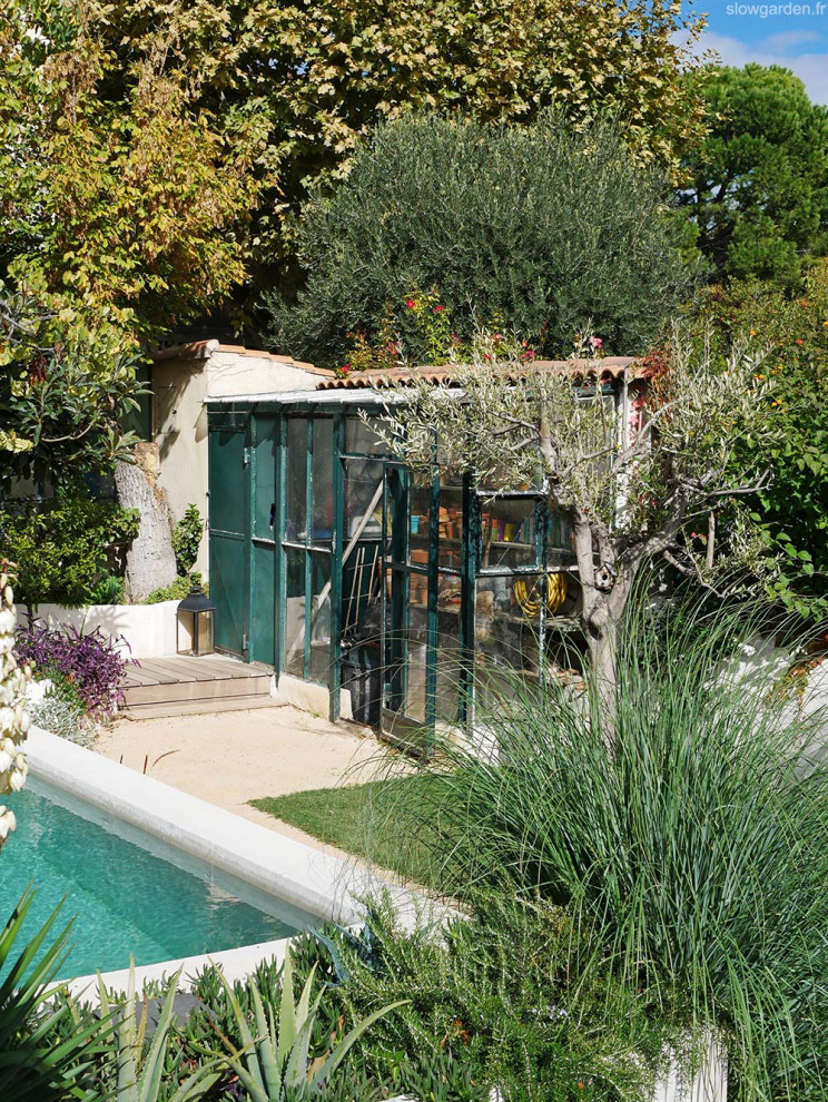 Réalisation d'un jardin méditerranéen avec une terrasse en bois.