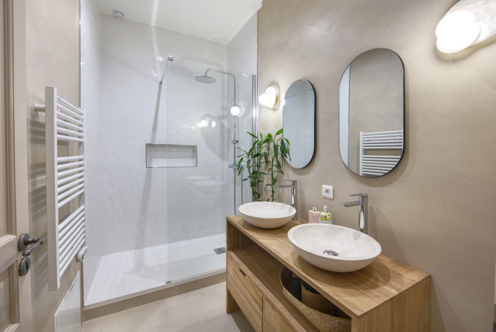 Exempel på ett mellanstort modernt badrum, med en öppen dusch, beige väggar och betonggolv