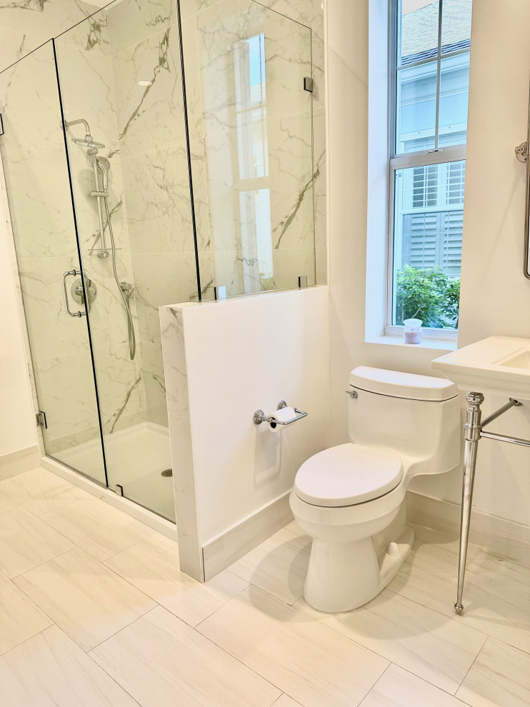 Idéer för att renovera ett mellanstort vintage vit vitt en-suite badrum, med en kantlös dusch, en toalettstol med hel cisternkåpa, grå kakel, marmorkakel, grå väggar, cementgolv, ett piedestal handfat, bänkskiva i kvarts, grått golv och dusch med gångjärnsdörr