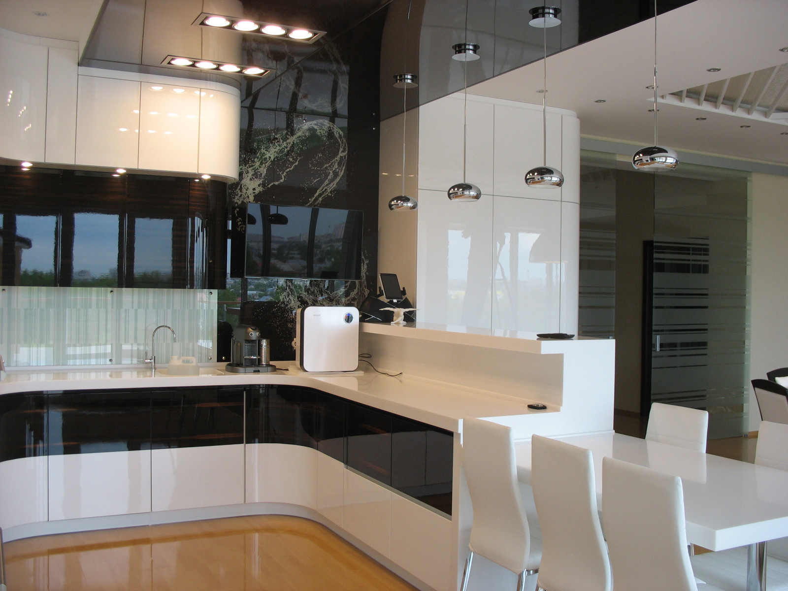 Кухня белая эмаль + шпон