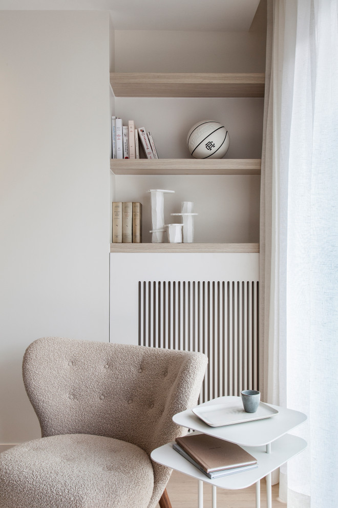 Imagen de salón abierto y beige y blanco contemporáneo de tamaño medio sin chimenea y televisor con paredes beige, suelo de madera clara, suelo beige y madera