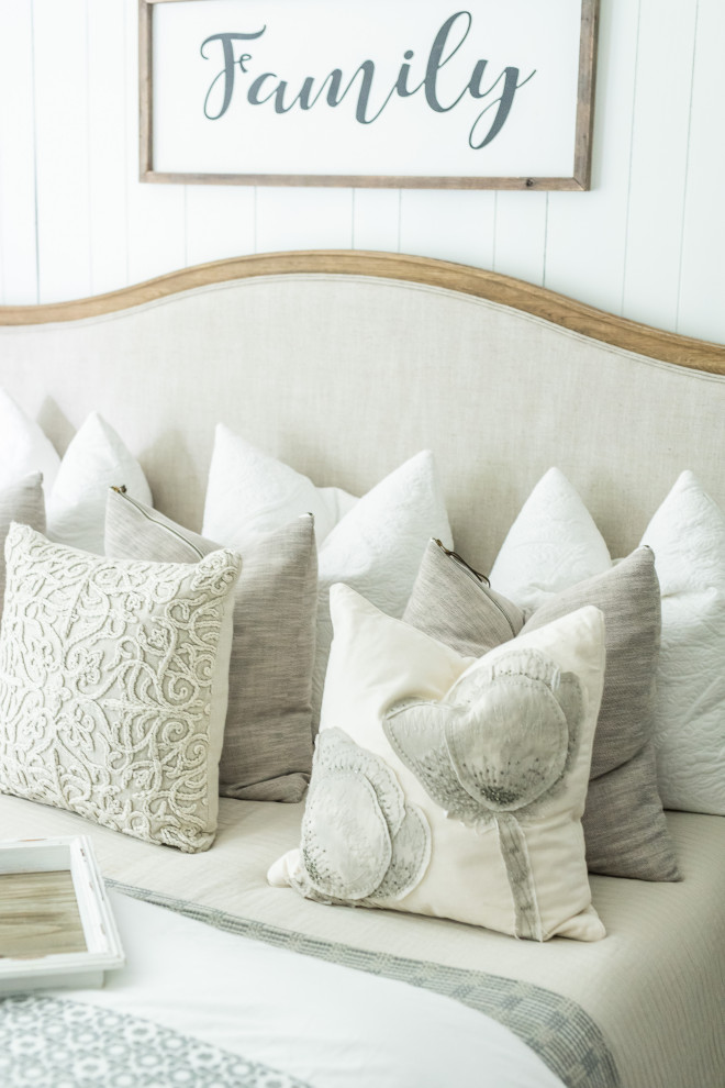 Transitional home design photo in Toronto