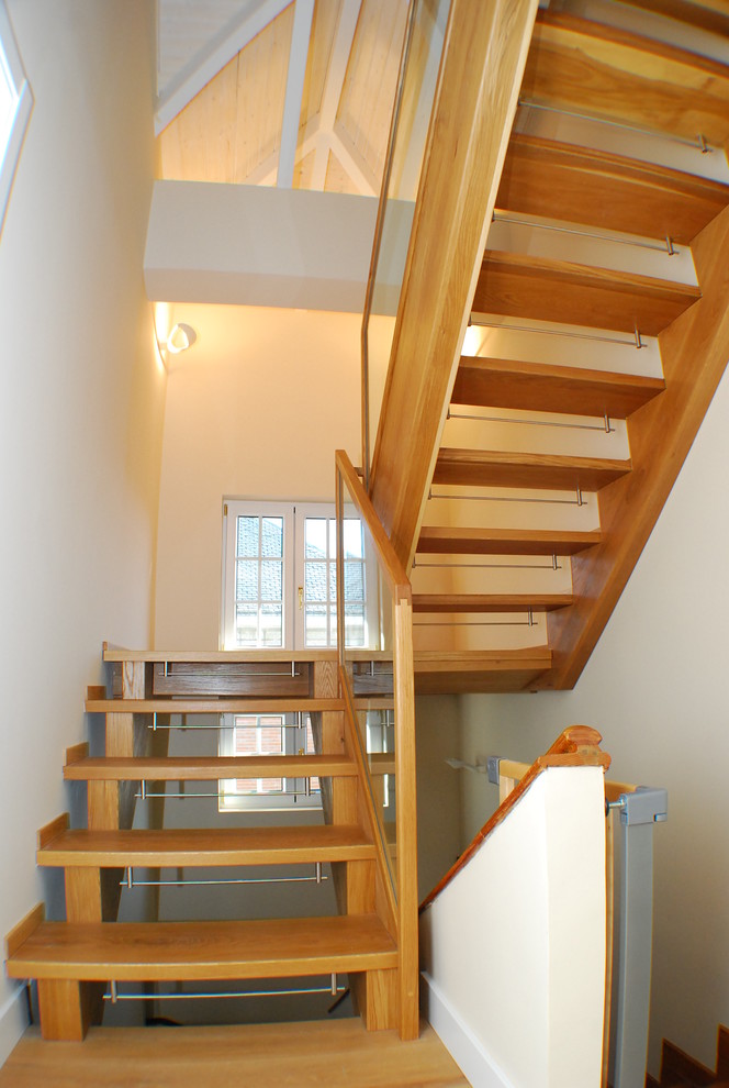 Modelo de escalera actual sin contrahuella con escalones de madera