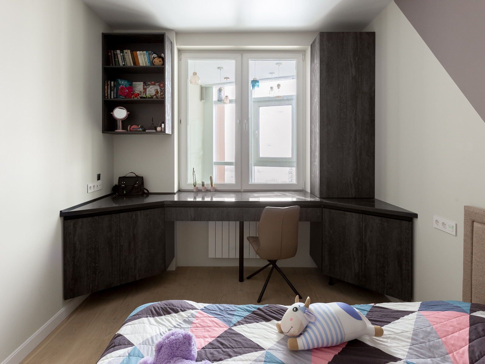 Рабочее место под подоконник в детской в ЖК Маяк