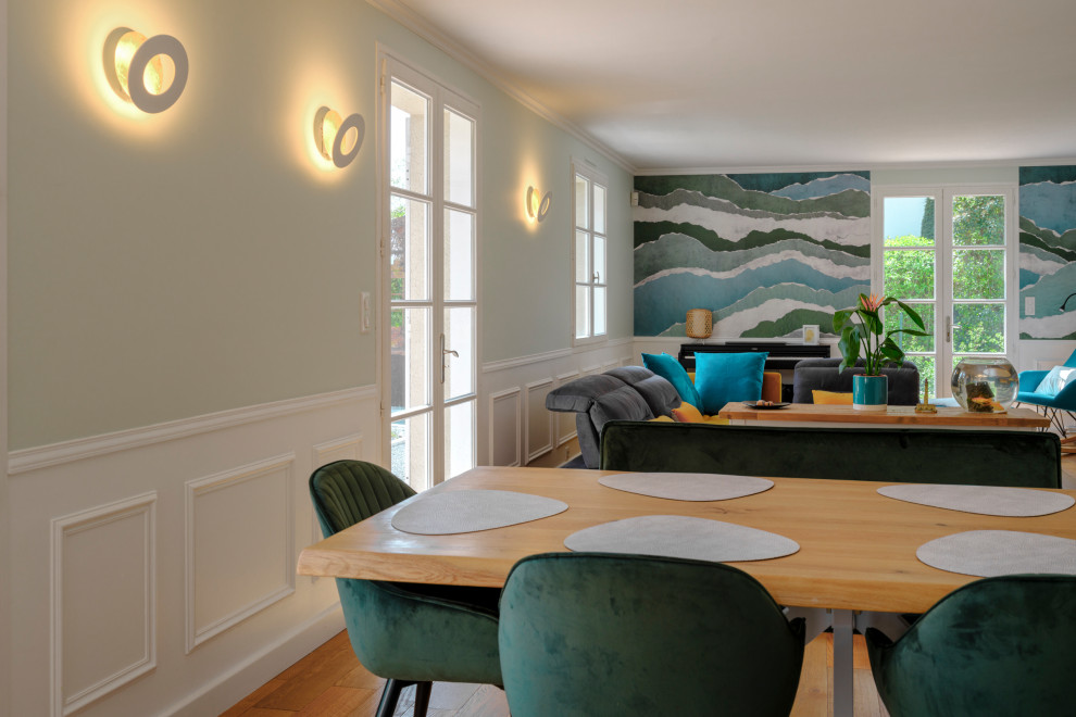 Aménagement d'une salle à manger bord de mer de taille moyenne avec une banquette d'angle, un mur vert, parquet clair, une cheminée standard, un manteau de cheminée en pierre, un sol jaune et du papier peint.