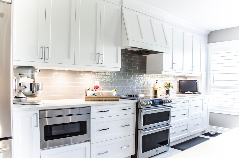 Example of a transitional kitchen design in Toronto
