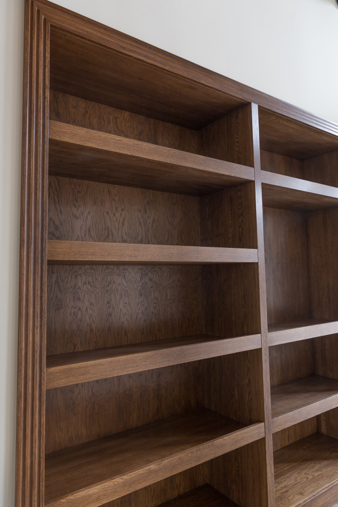 Встроенный открытый шкаф в каминной из дуба в масле