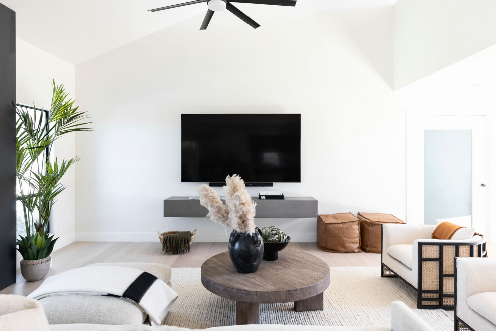 Großes, Offenes Modernes Wohnzimmer mit TV-Wand in Phoenix