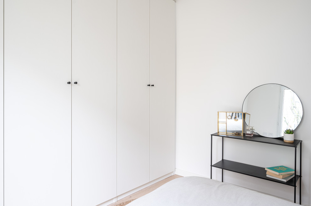 Idées déco pour une petite chambre parentale contemporaine avec un mur blanc, parquet clair, un sol marron, du papier peint et dressing.