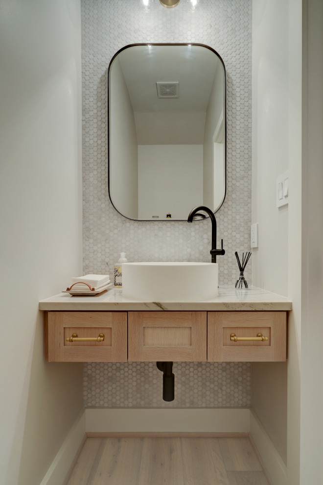 Kleines Klassisches Duschbad mit hellen Holzschränken, weißen Fliesen, Quarzit-Waschtisch, weißer Waschtischplatte, Einzelwaschbecken und eingebautem Waschtisch in Houston