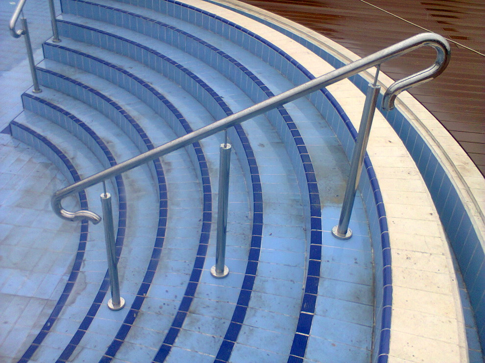 Перила из нержавейки в аквпарке.