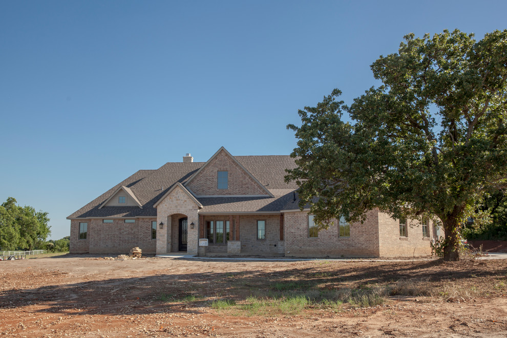 Home design - transitional home design idea in Dallas