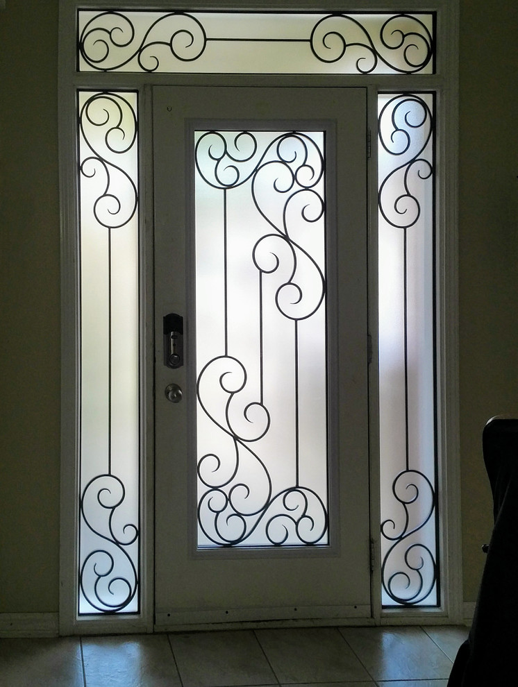 Entryway - transitional entryway idea in Toronto