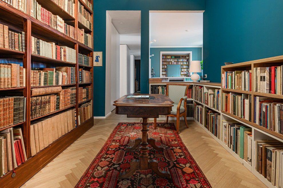 Foto de recibidores y pasillos eclécticos grandes con paredes azules, suelo de madera clara, suelo beige y bandeja